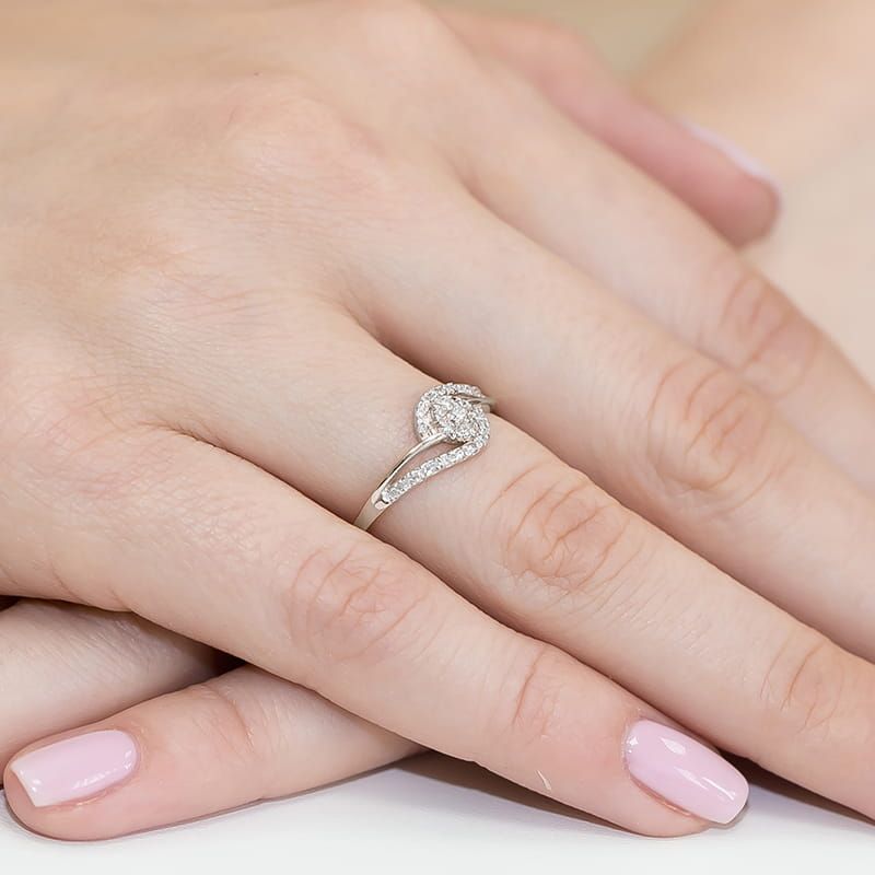 Pierścionek z brylantami 0,17 ct, białe złoto 585, zdjęcie na dłoni