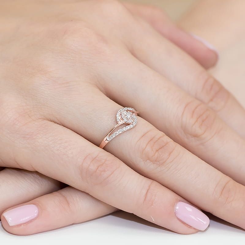 Pierścionek z brylantami 0,17 ct, różowe złoto 585, zdjęcie na dłoni