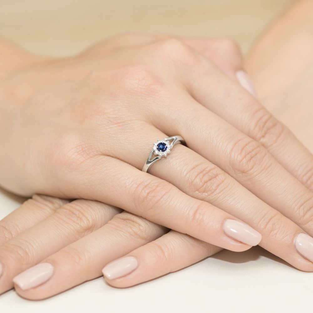 Pierścionek ze szafirem 0,15 ct i brylantami, białe złoto 585, zdjęcie na dłoni
