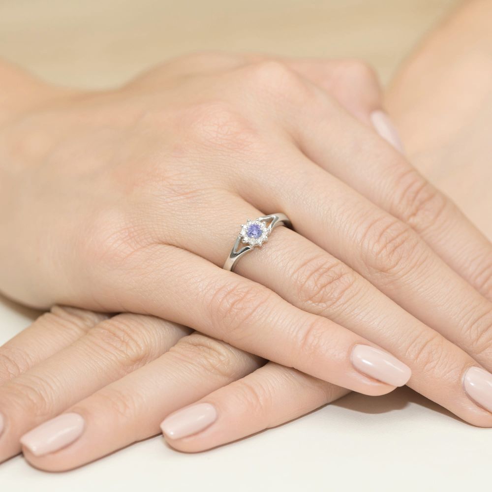 Pierścionek z tanzanitem 0,15 ct i brylantami, białe złoto 585, zdjęcie na dłoni