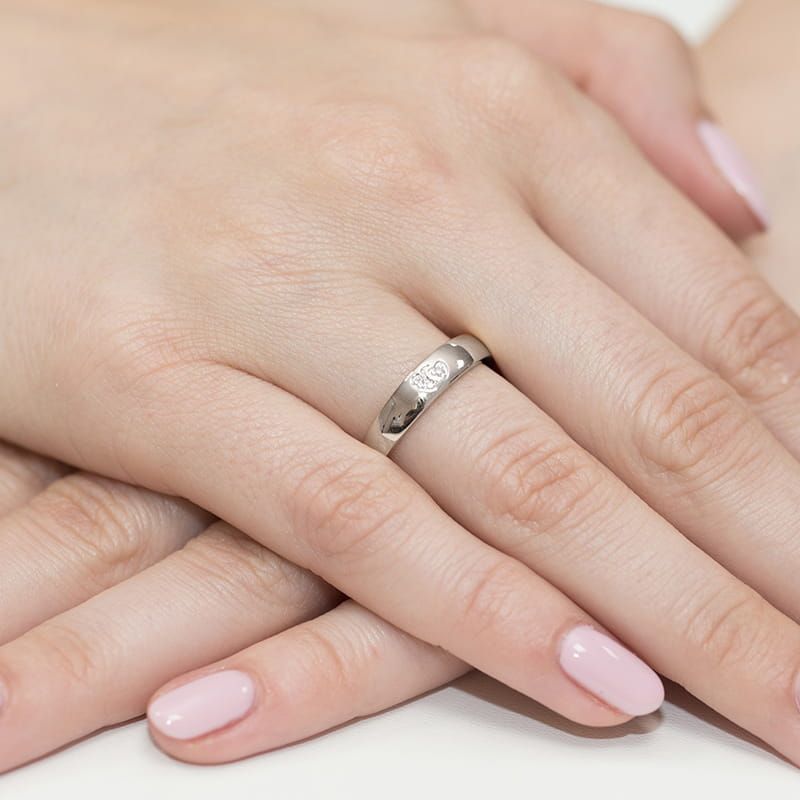 Pierścionek z brylantami 0,02 ct, białe złoto 585, zdjęcie na dłoni