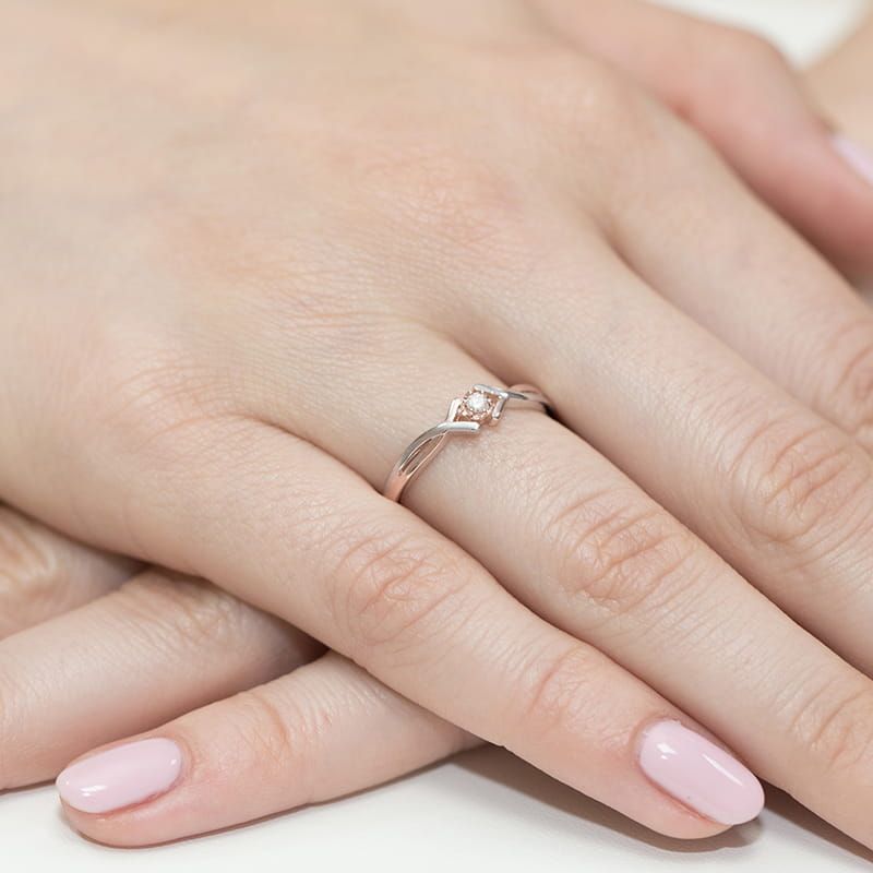 Pierścionek zaręczynowy z brylantem 0,04 ct, różowe złoto 585, zdjęcie na dłoni
