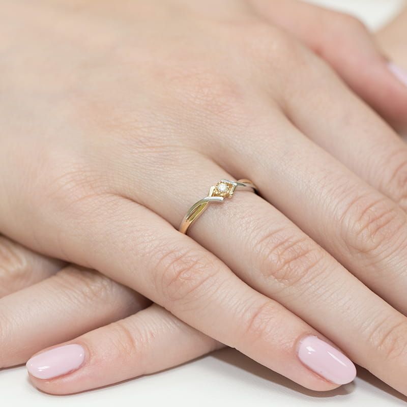Pierścionek zaręczynowy z brylantem 0,04 ct, żółte złoto 585, zdjęcie na dłoni