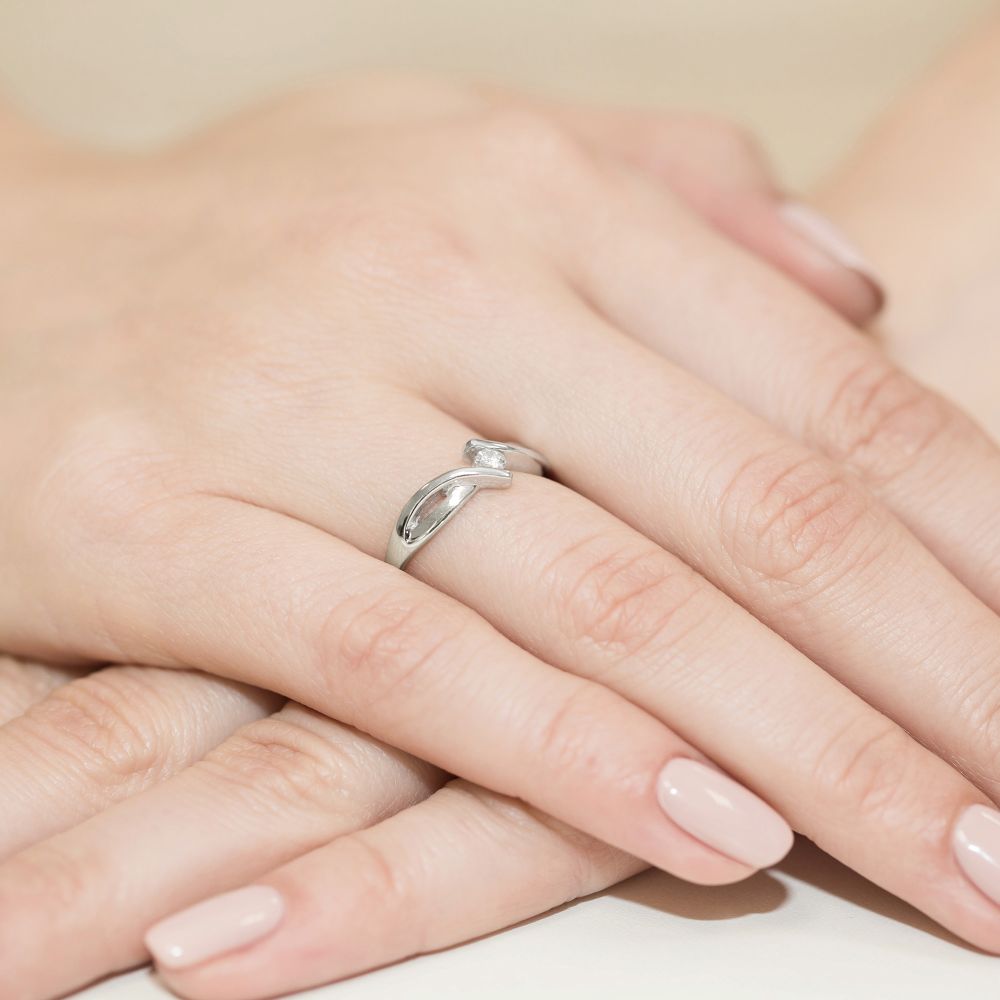 Pierścionek zaręczynowy z brylantem 0,08 ct, białe złoto 585, zdjęcie na dłoni