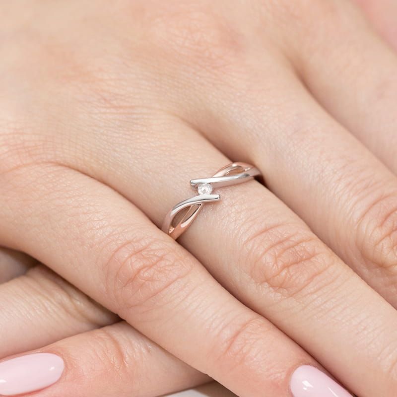 Pierścionek zaręczynowy z brylantem 0,04 ct, różowe złoto 585, zdjęcie na dłoni