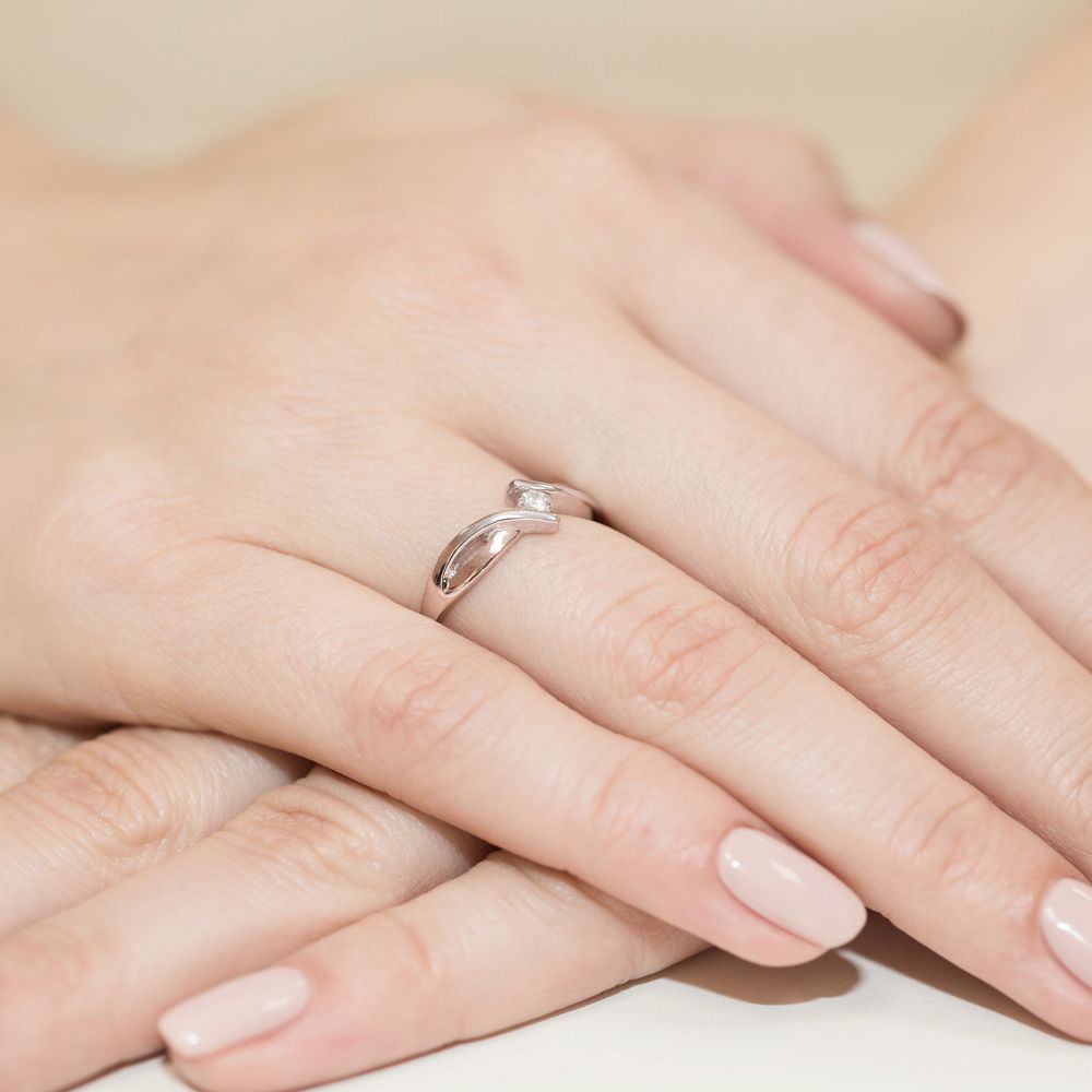 Pierścionek zaręczynowy z brylantem 0,08 ct, różowe złoto 585, zdjęcie na dłoni