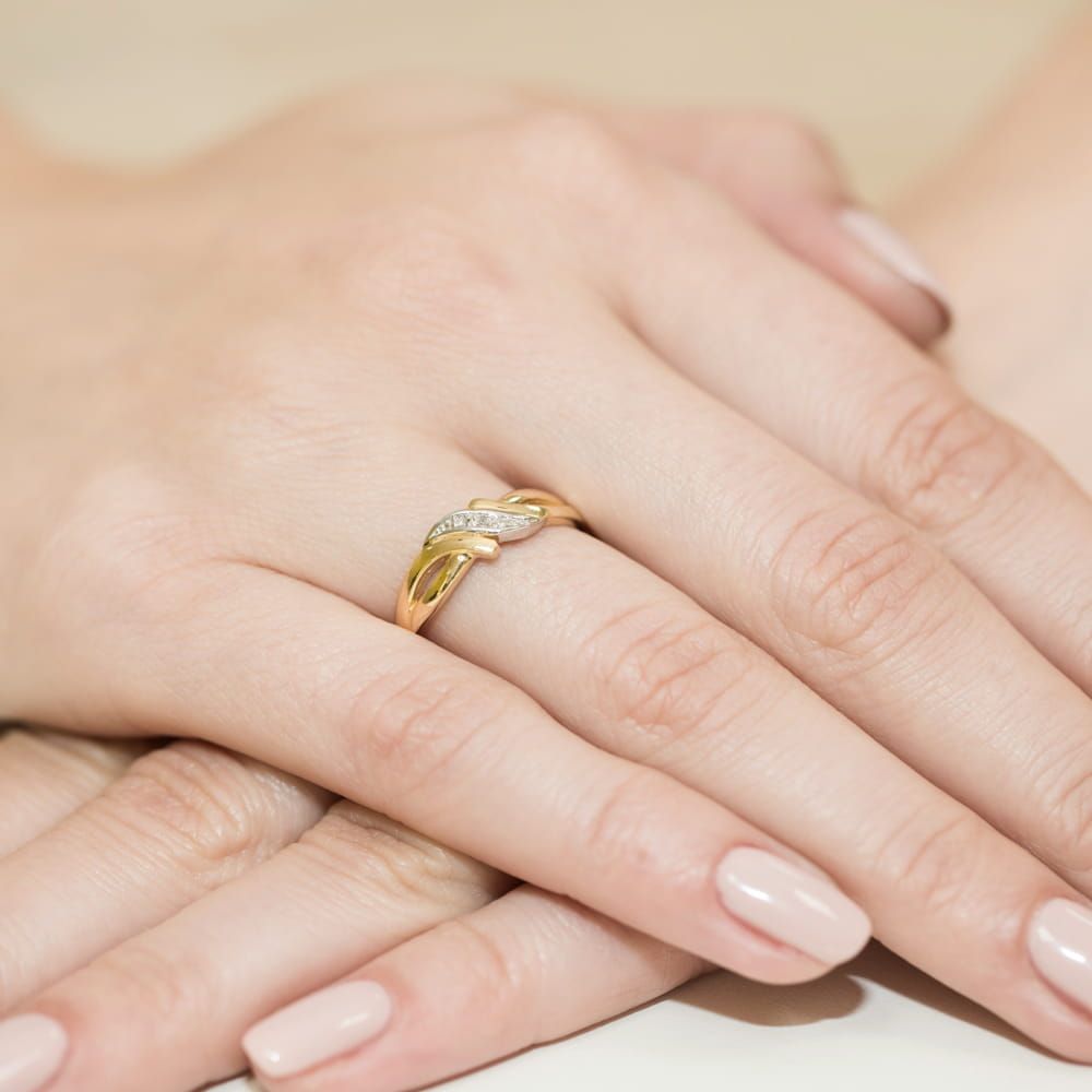 Pierścionek z brylantami 0,02 ct, żółte złoto 585, zdjęcie na dłoni