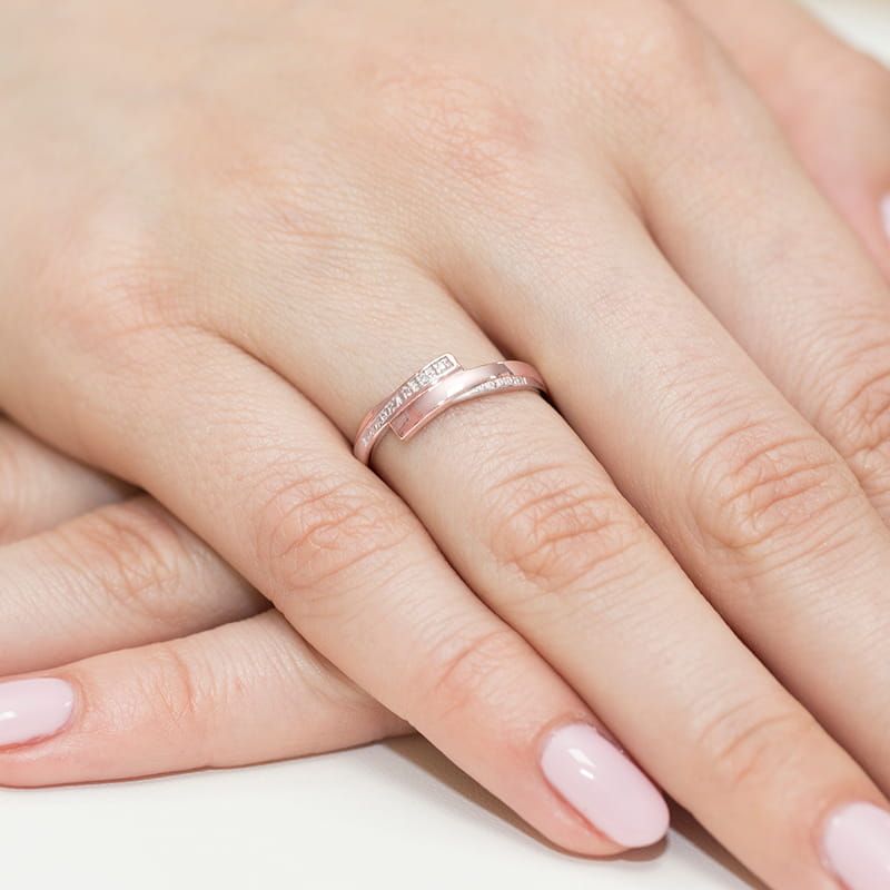 Pierścionek z brylantami 0,02 ct, różowe złoto 585, zdjęcie na dłoni