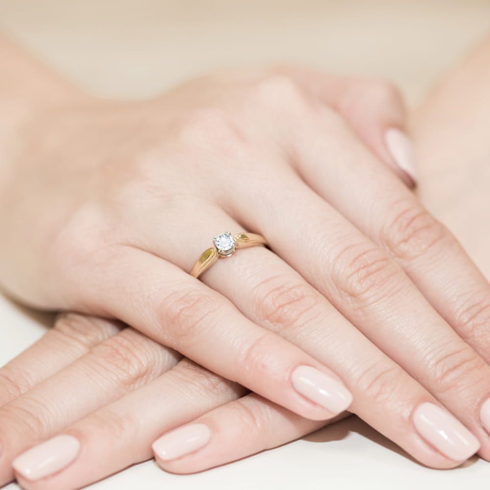 Pierścionek zaręczynowy z brylantem 0,24 ct, żółte złoto 585, zdjęcie na dłoni