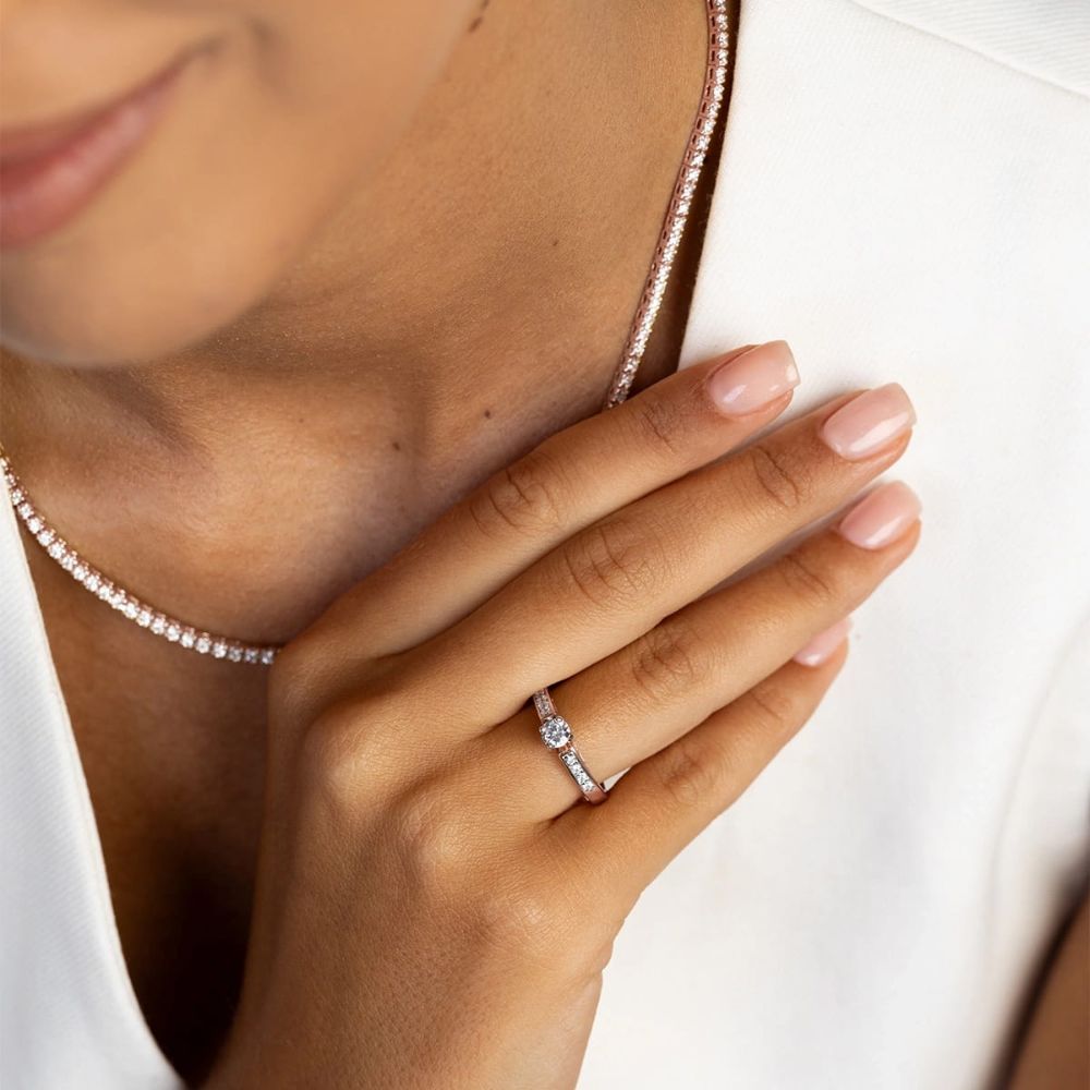 Pierścionek z brylantami 0,42 ct, różowe złoto 585, zdjęcie na dłoni