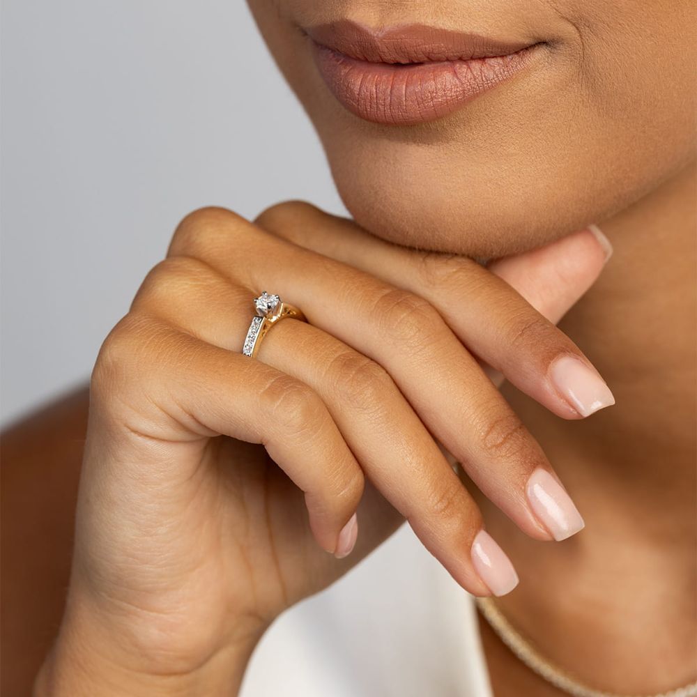 Pierścionek z diamentem laboratoryjnym 0,42 ct, żółte złoto 585, zdjęcie na dłoni