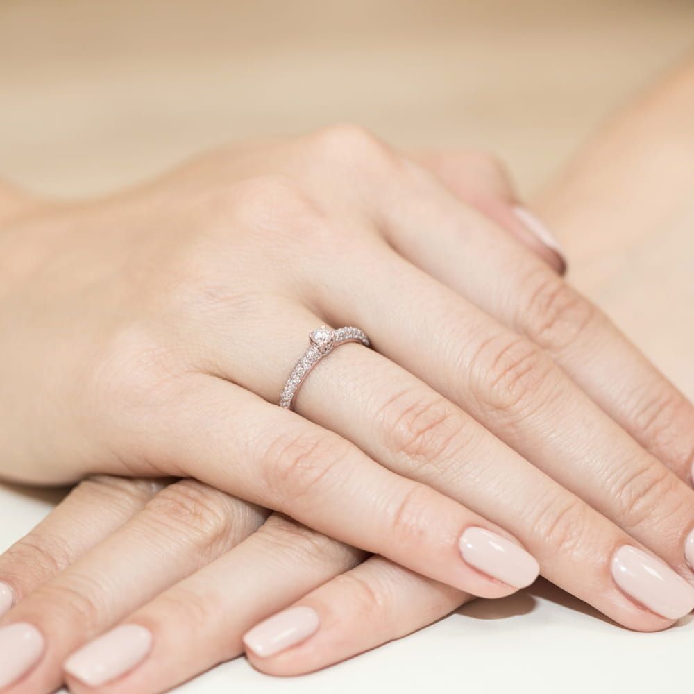 Pierścionek z brylantami 0,36 ct, różowe złoto 585, zdjęcie na dłoni