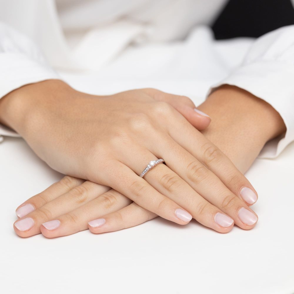 Pierścionek z brylantami 0,23 ct, różowe złoto 585, zdjęcie na dłoni