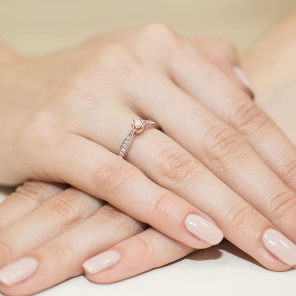 Pierścionek z brylantami 0,30 ct, różowe złoto 585, zdjęcie na dłoni