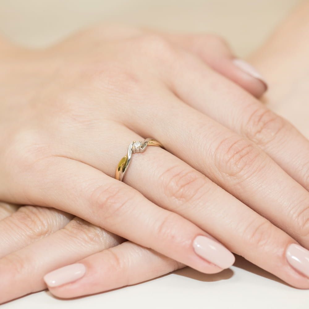 Pierścionek zaręczynowy z brylantem 0,10 ct, żółte złoto 585, zdjęcie na dłoni