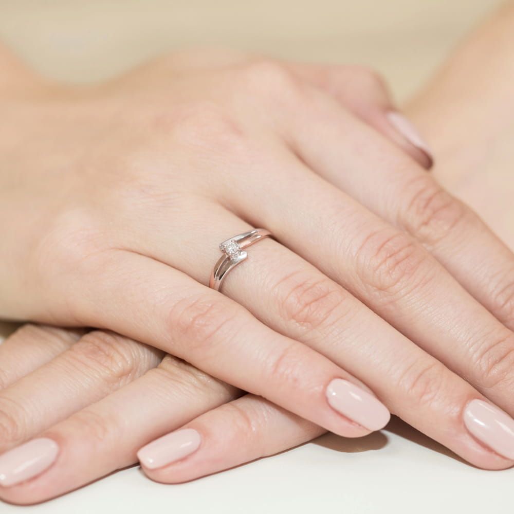 Pierścionek zaręczynowy z brylantem 0,10 ct, różowe złoto 585, zdjęcie na dłoni