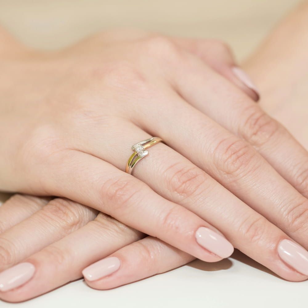 Pierścionek zaręczynowy z brylantem 0,10 ct, żółte złoto 585, zdjęcie na dłoni