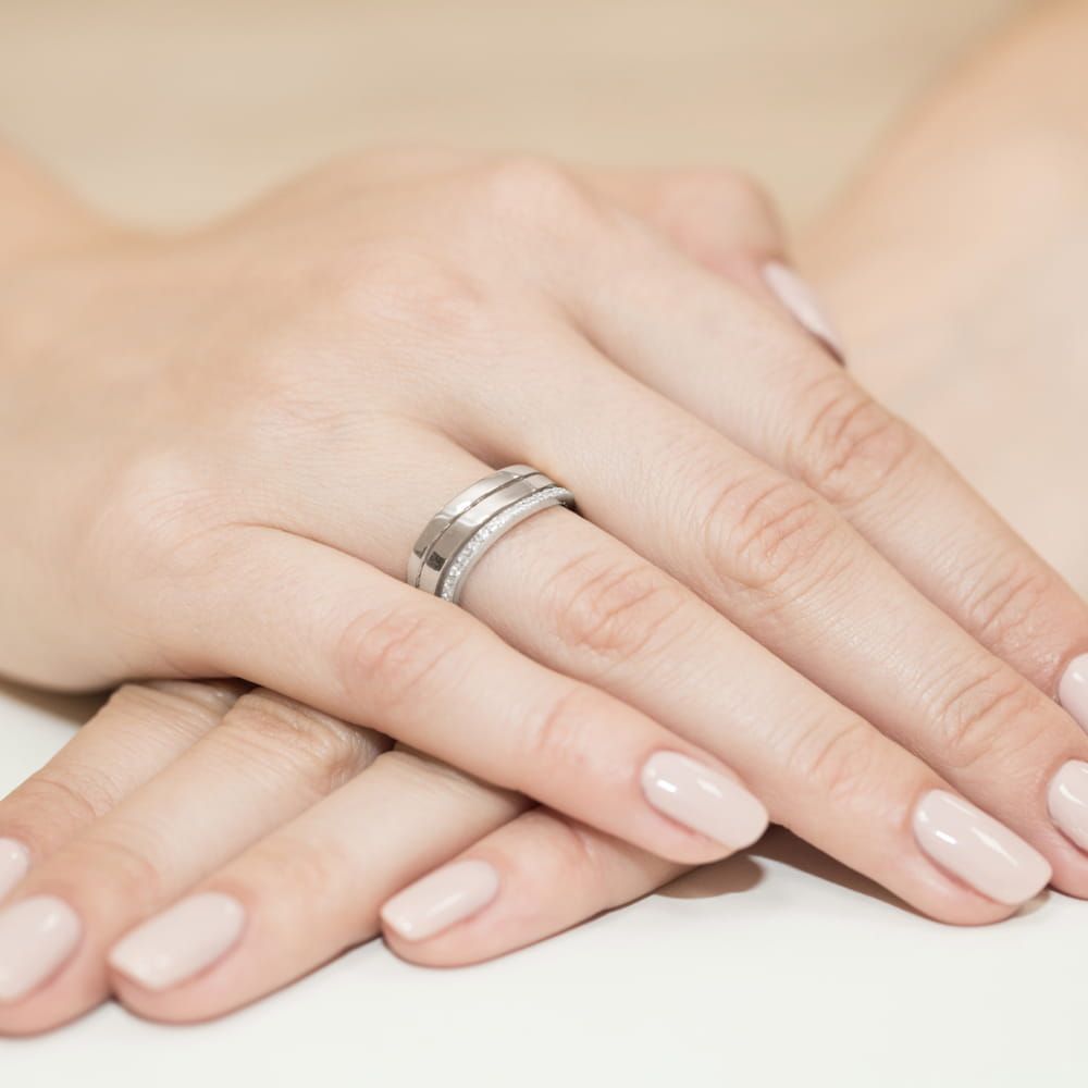 Pierścionek z brylantami 0,09 ct, białe złoto 585, zdjęcie na dłoni