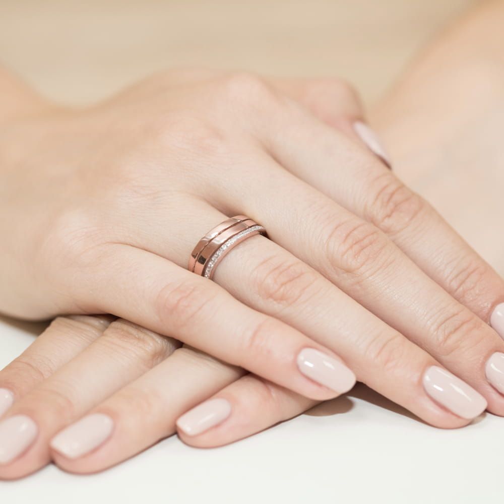 Pierścionek z brylantami 0,09 ct, różowe złoto 585, zdjęcie na dłoni