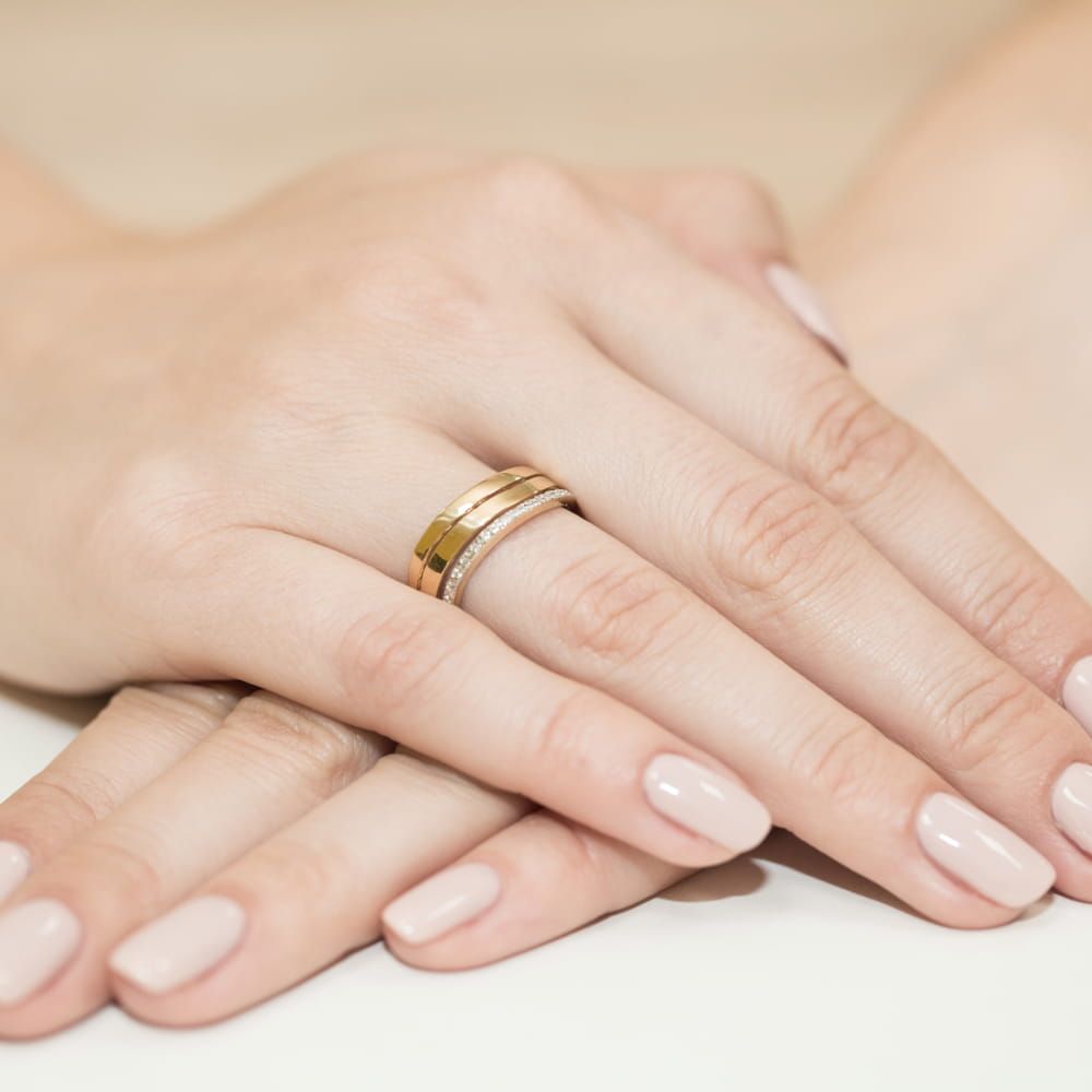 Pierścionek z brylantami 0,09 ct, żółte złoto 585, zdjęcie na dłoni