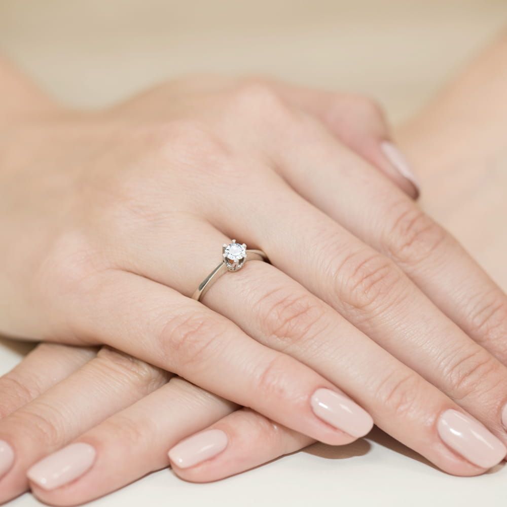 Pierścionek zaręczynowy z brylantem 0,25 ct, białe złoto 585, zdjęcie na dłoni