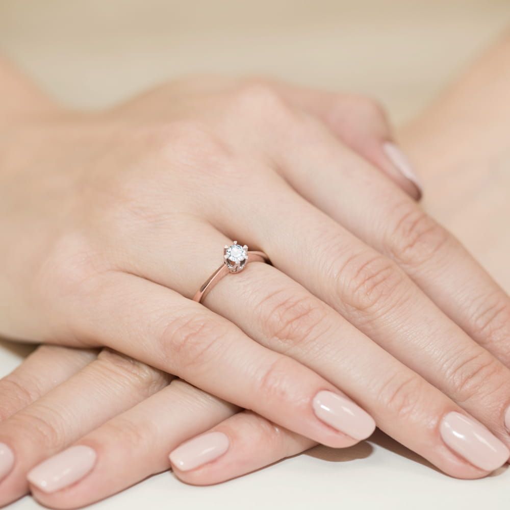 Pierścionek z diamentem laboratoryjnym 0,25 ct, różowe złoto 585, zdjęcie na dłoni