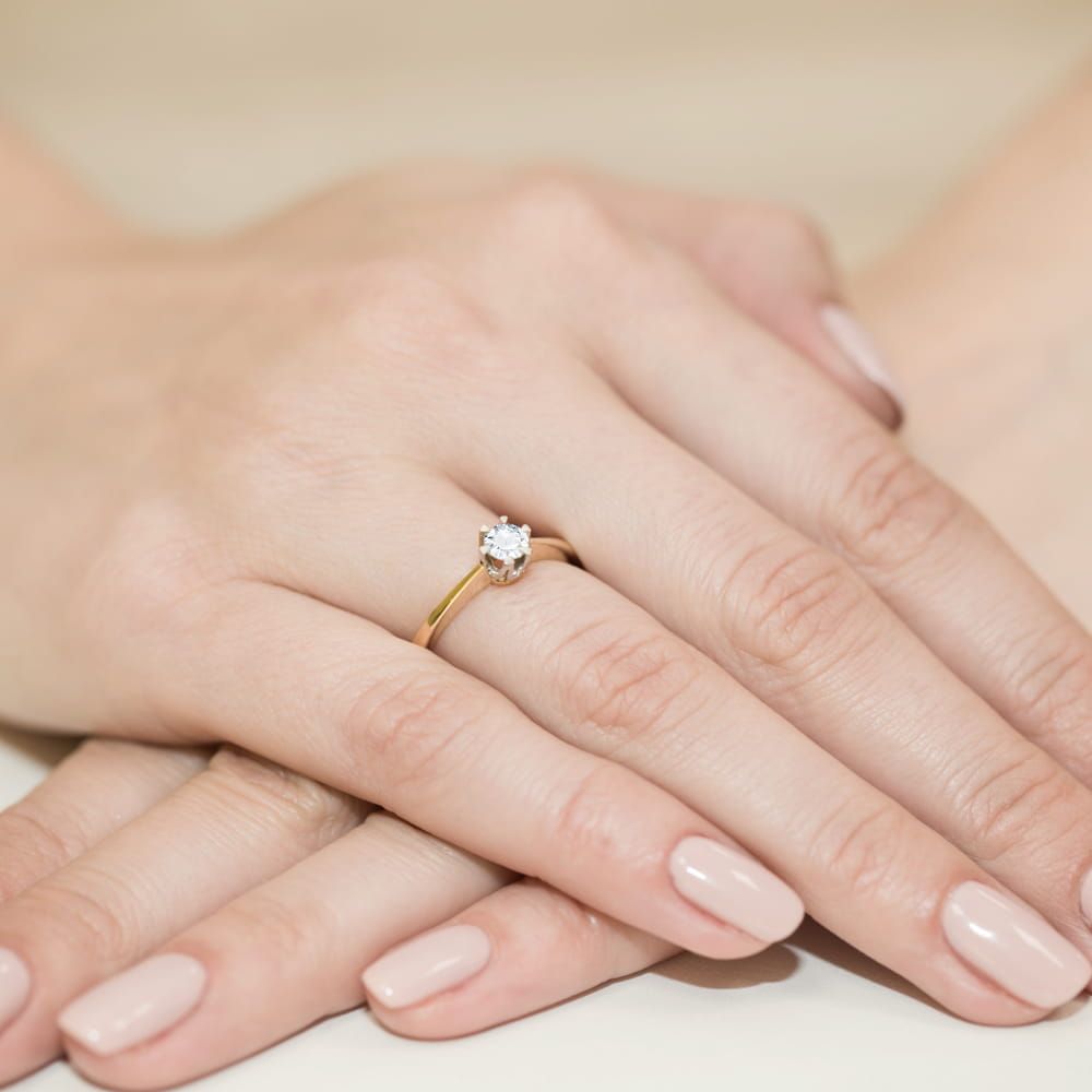 Pierścionek z diamentem laboratoryjnym 0,25 ct, żółte złoto 585, zdjęcie na dłoni