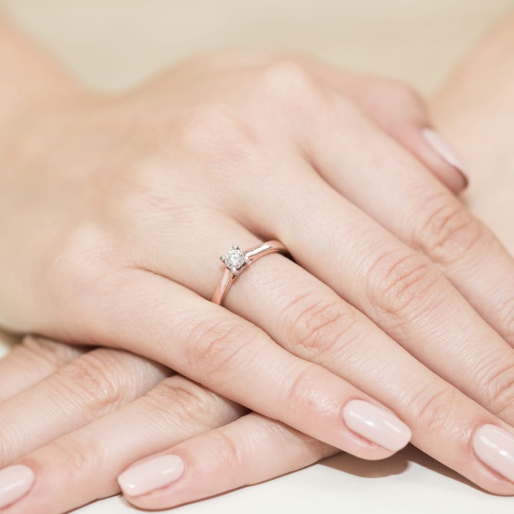 Pierścionek z diamentem laboratoryjnym 0,20 ct, różowe złoto 585, zdjęcie na dłoni