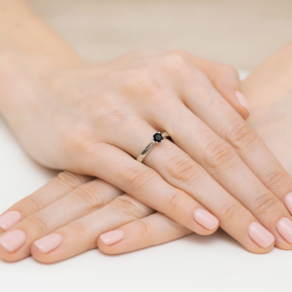 Pierścionek z czarnym diamentem 0,12 ct, białe złoto 585, zdjęcie na dłoni
