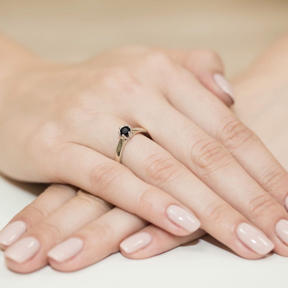 Pierścionek z czarnym diamentem 0,30 ct, białe złoto 585, zdjęcie na dłoni