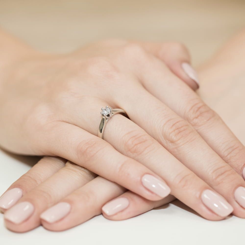 Pierścionek z diamentem laboratoryjnym 0,25 ct, białe złoto 585, zdjęcie na dłoni