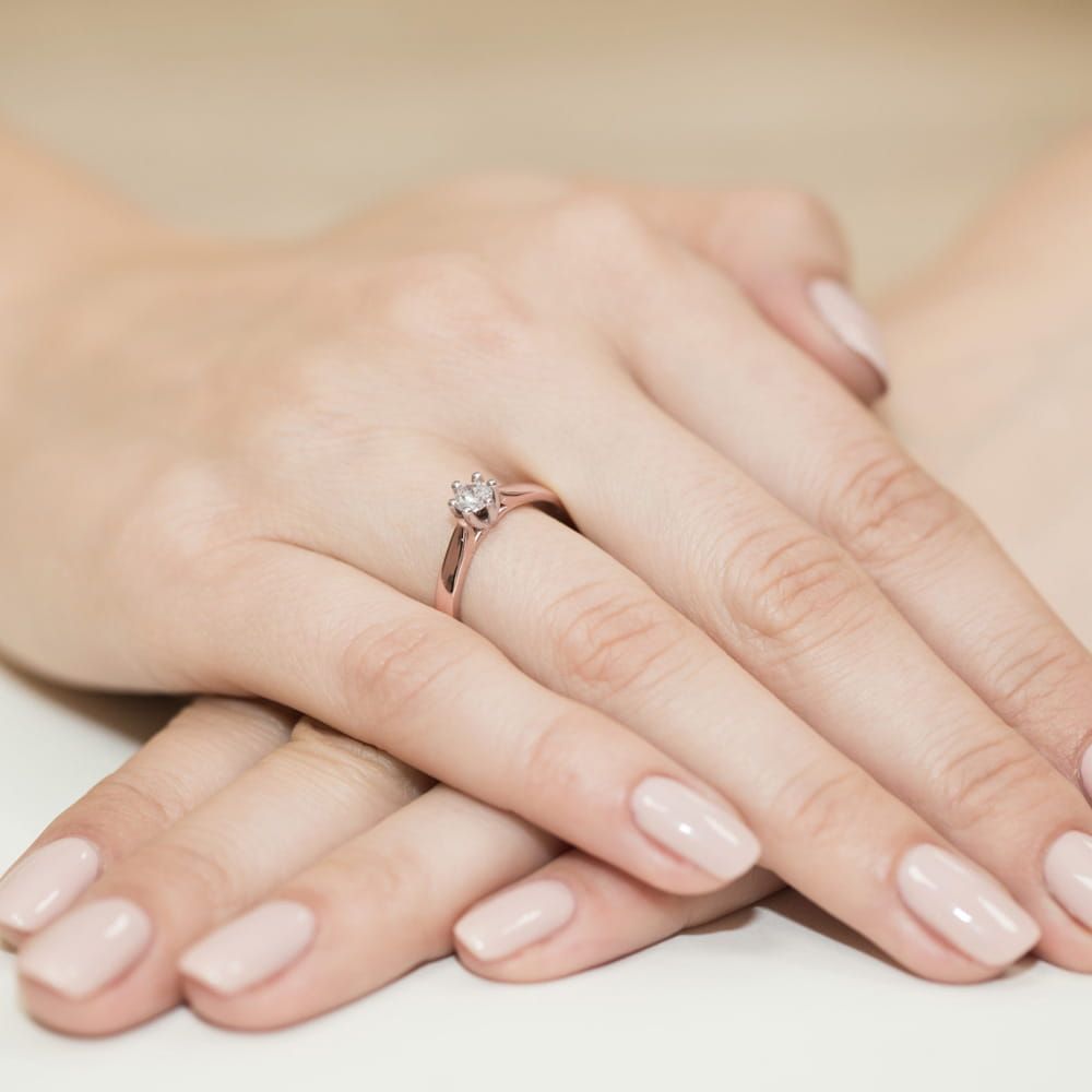 Pierścionek zaręczynowy z brylantem 0,25 ct, różowe złoto 585, zdjęcie na dłoni