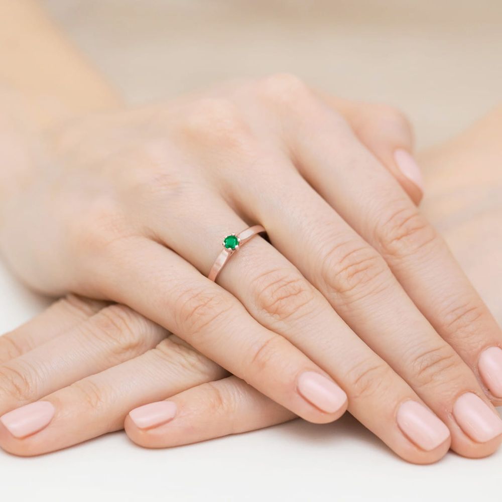 Pierścionek ze szmaragdem 0,15 ct, różowe złoto 585, zdjęcie na dłoni