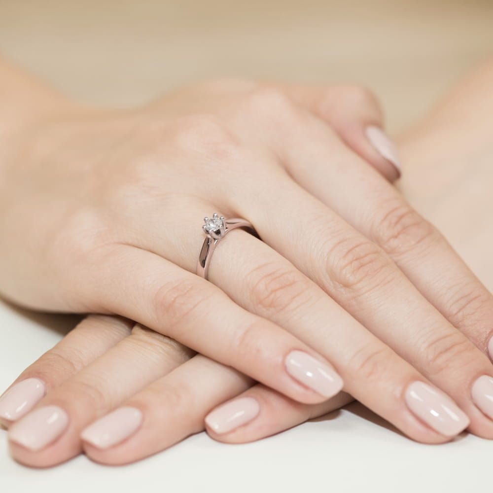 Pierścionek z diamentem laboratoryjnym 0,25 ct, różowe złoto 585, zdjęcie na dłoni
