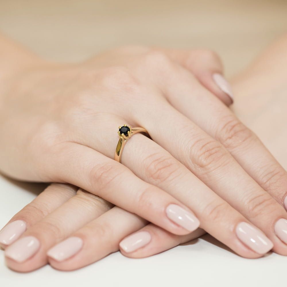 Pierścionek z czarnym diamentem 0,30 ct, żółte złoto 585, zdjęcie na dłoni
