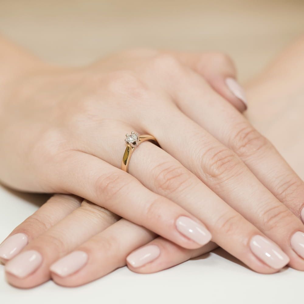 Pierścionek zaręczynowy z brylantem 0,30 ct, żółte złoto 585, zdjęcie na dłoni