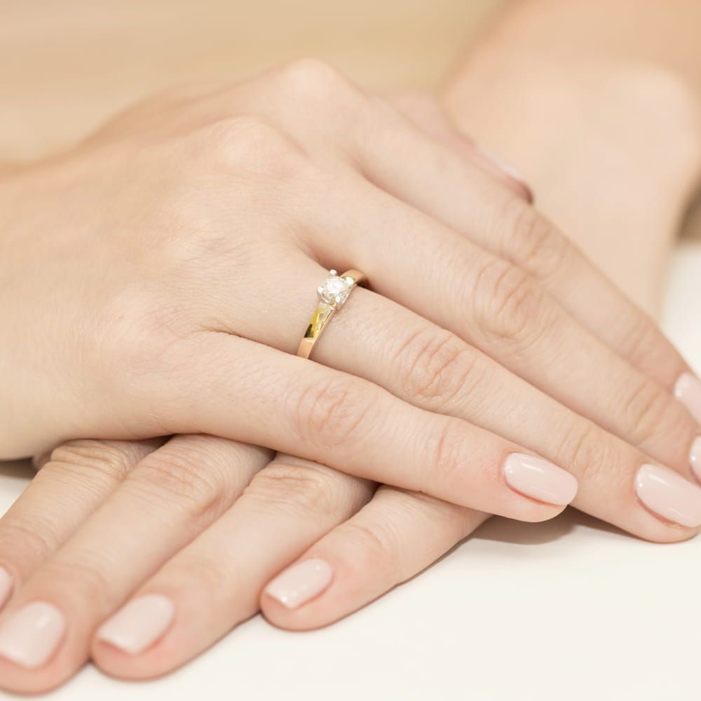 Pierścionek z diamentem laboratoryjnym 0,25 ct, żółte złoto 585, zdjęcie na dłoni