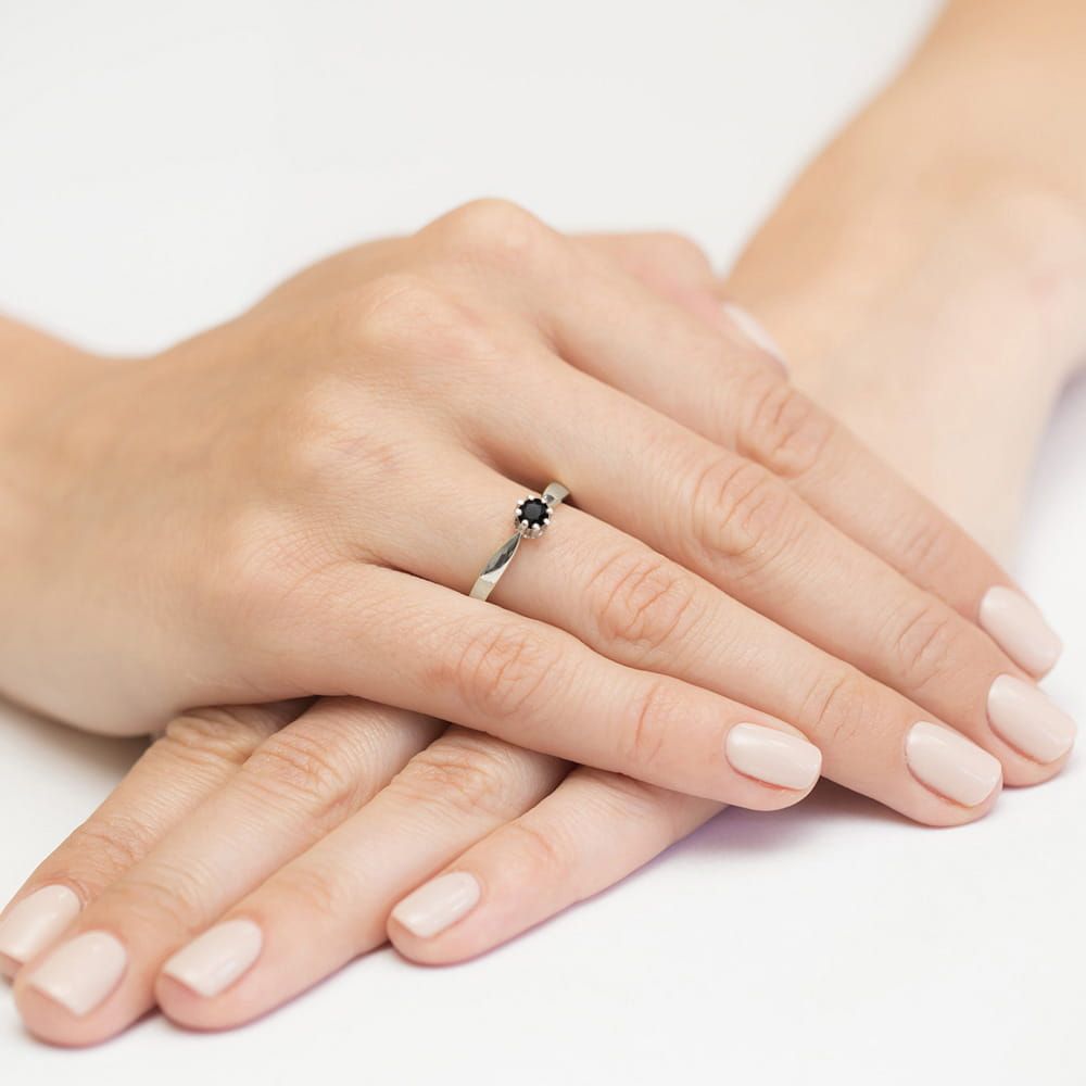 Pierścionek z czarnym diamentem 0,30 ct, białe złoto 585, zdjęcie na dłoni