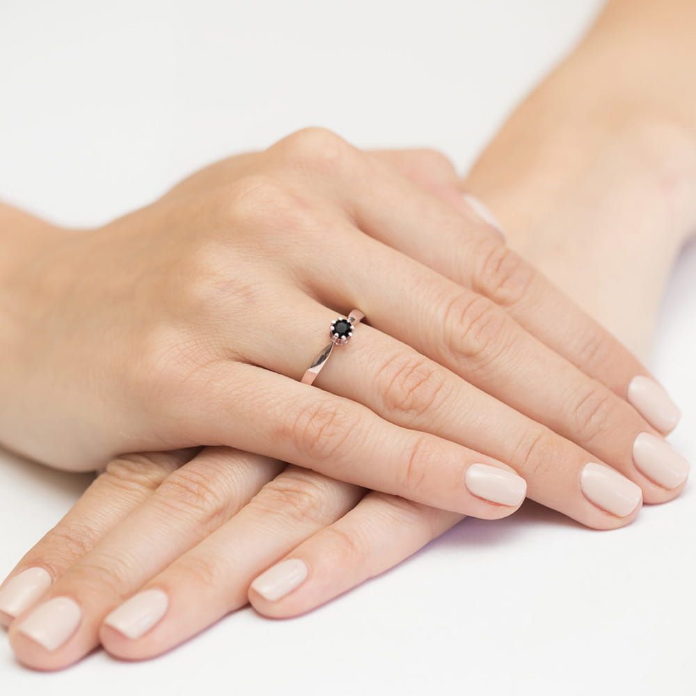 Pierścionek z czarnym diamentem 0,30 ct, różowe złoto 585, zdjęcie na dłoni