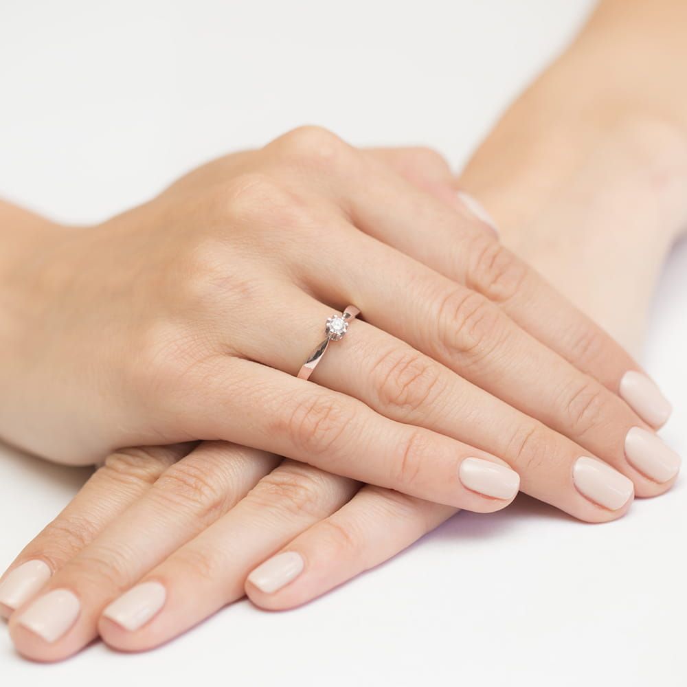 Pierścionek z diamentem laboratoryjnym 0,25 ct, różowe złoto 585, zdjęcie na dłoni