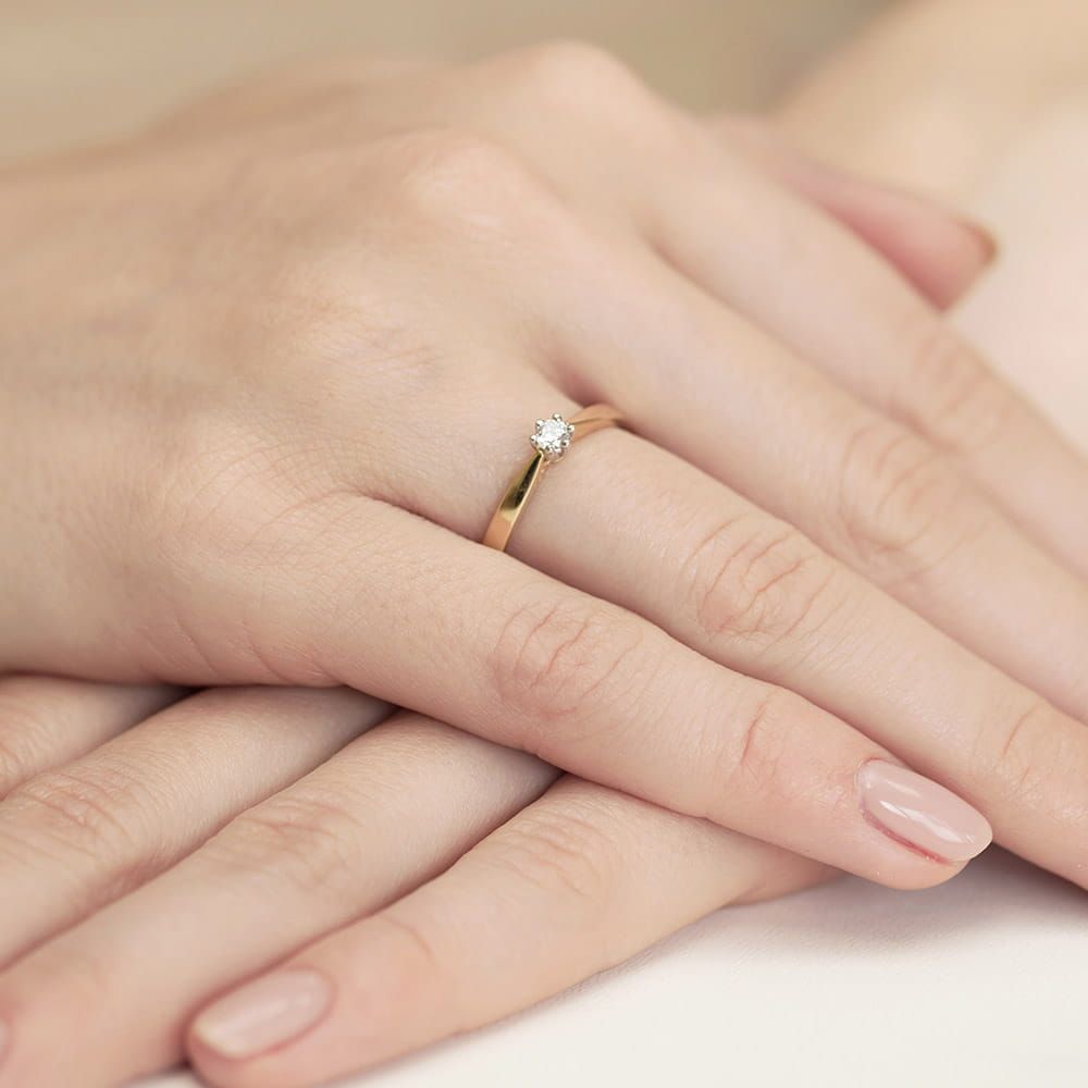 Pierścionek zaręczynowy z brylantem 0,30 ct, żółte złoto 585, zdjęcie na dłoni