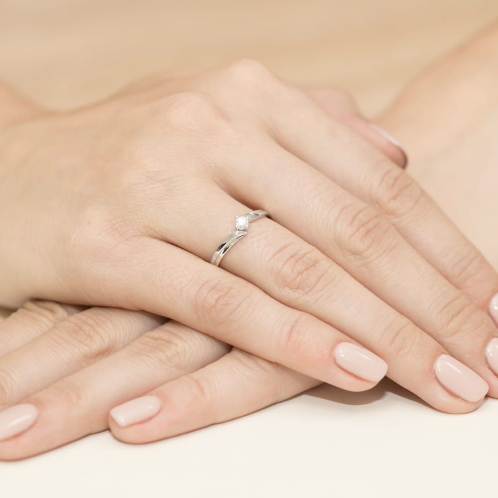Pierścionek z diamentem laboratoryjnym 0,25 ct, białe złoto 585, zdjęcie na dłoni