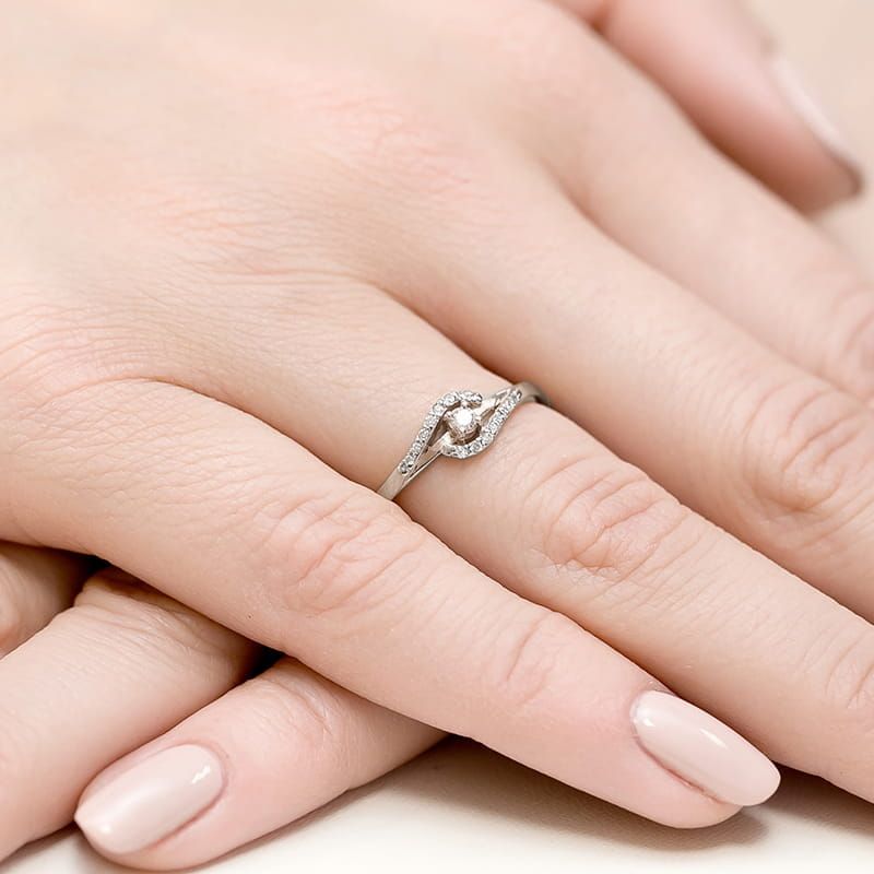 Pierścionek z brylantami 0,11 ct, białe złoto 585, zdjęcie na dłoni
