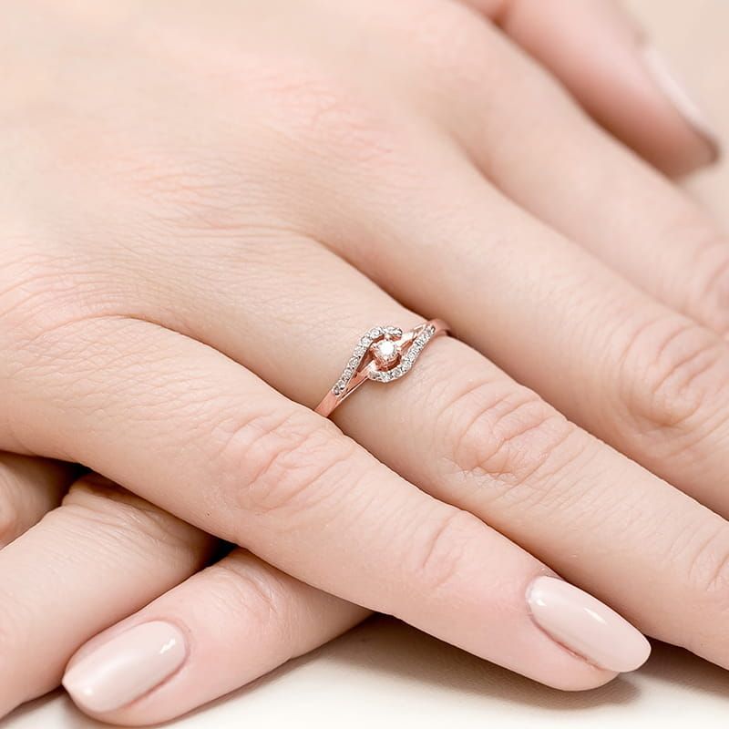 Pierścionek z brylantami 0,11 ct, różowe złoto 585, zdjęcie na dłoni