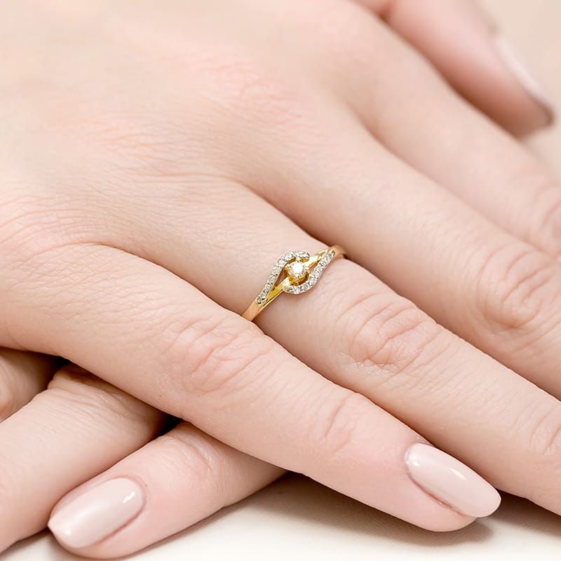 Pierścionek z brylantami 0,11 ct, żółte złoto 585, zdjęcie na dłoni