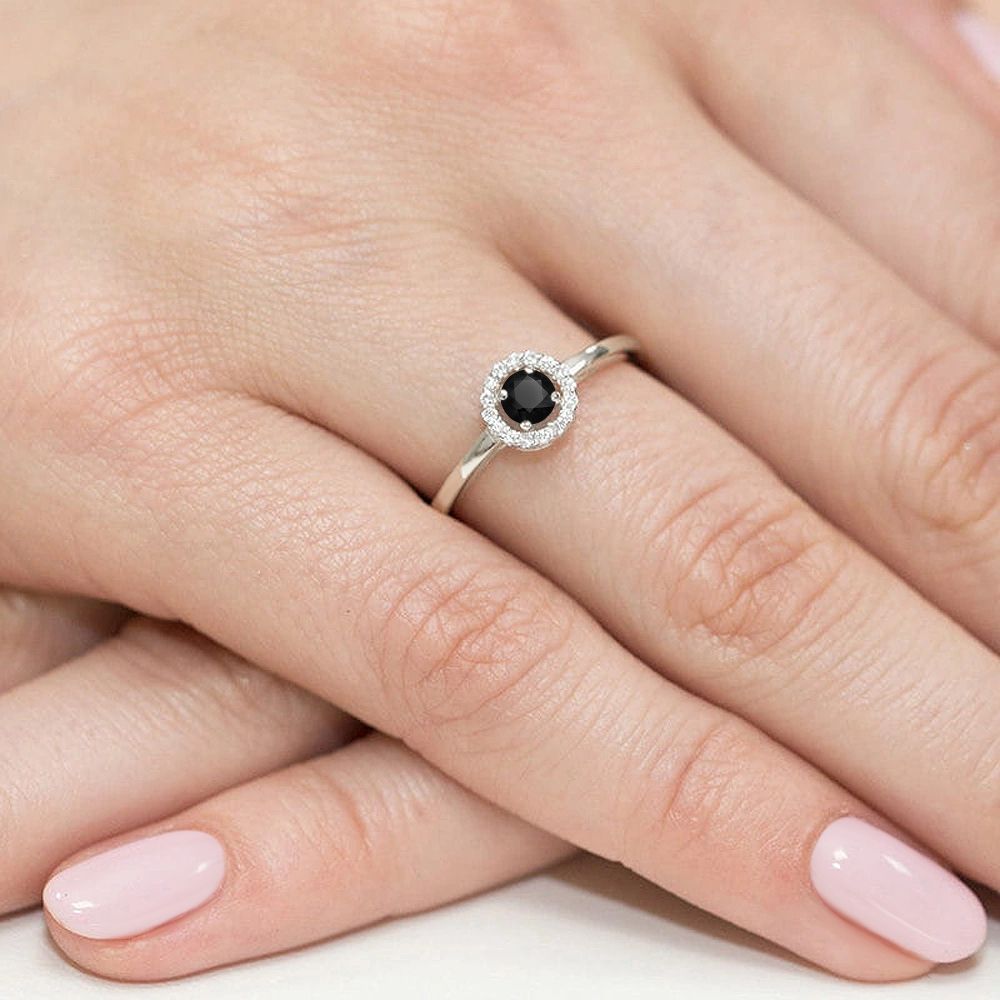 Pierścionek z czarnym diamentem 0,12 ct i brylantami, białe złoto 585, zdjęcie na dłoni