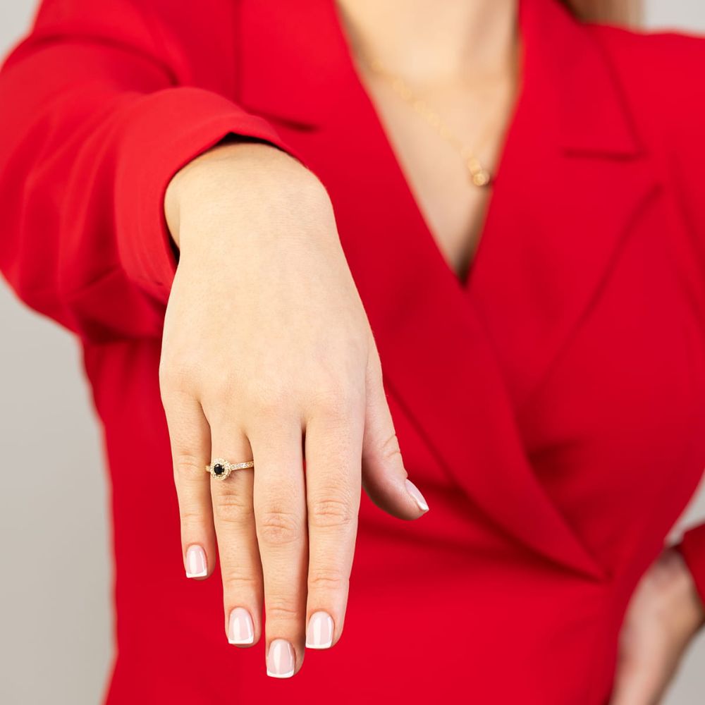 Pierścionek z czarnym diamentem 0,12 ct i brylantami, żółte złoto 585