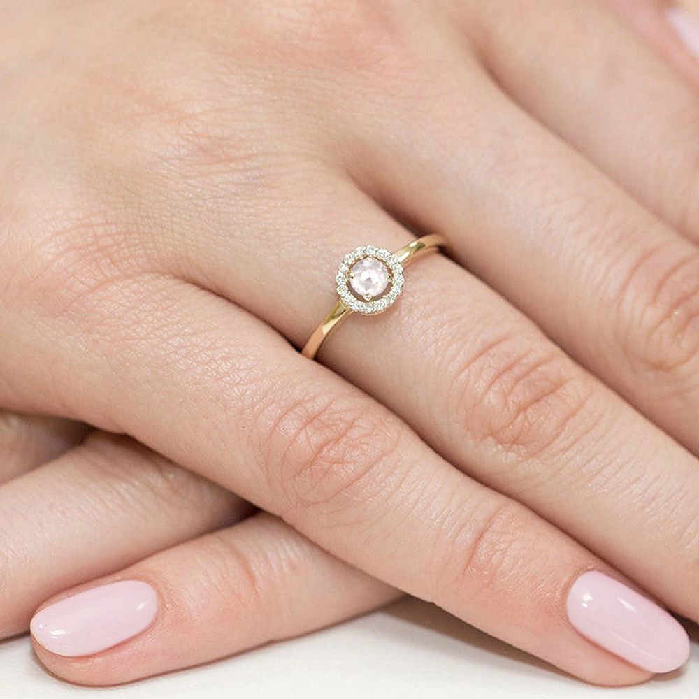 Pierścionek z brylantami 0,20 ct, żółte złoto 585, zdjęcie na dłoni