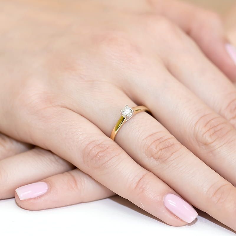 Pierścionek z diamentem laboratoryjnym 0,20 ct, żółte złoto 585, zdjęcie na dłoni