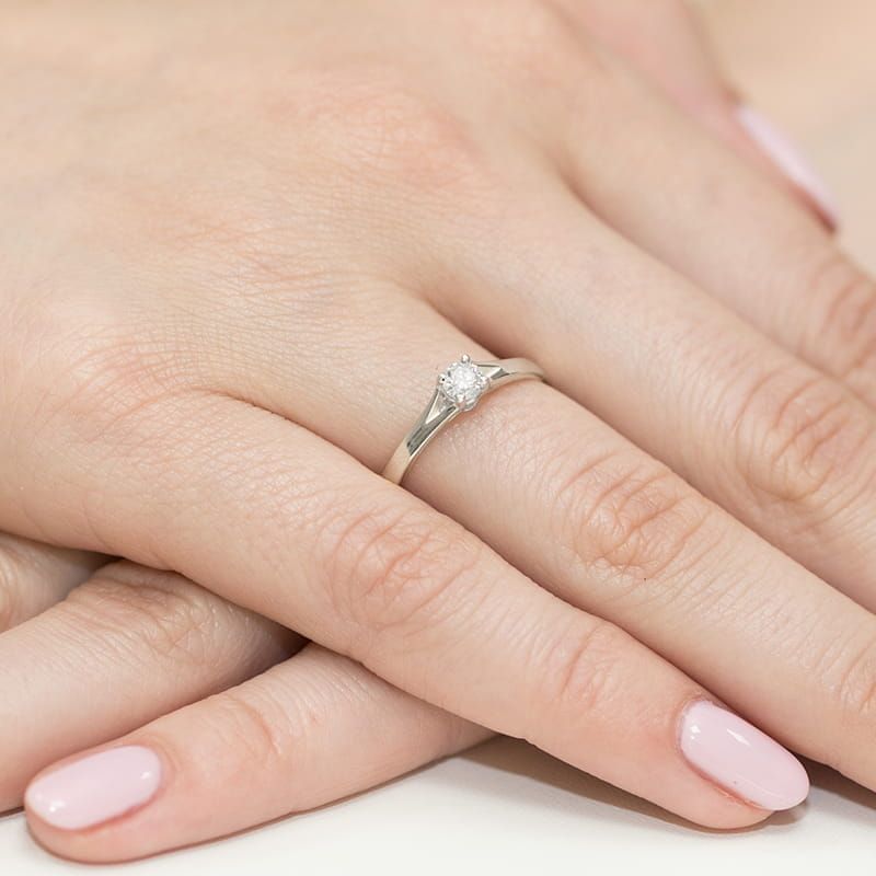 Pierścionek z diamentem laboratoryjnym 0,20 ct, białe złoto 585, zdjęcie na dłoni